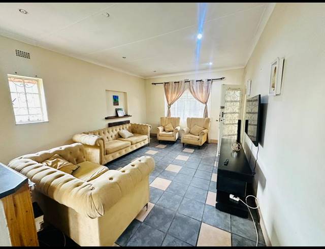 3 BEDROOM HOUSE FOR SALE IN WYCHWOOD